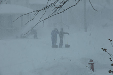 周二（3月14日），随着巨大的冬季风暴带来严重降雪，美国东北部地区包括纽约州、新泽西及马里兰州都宣布进入紧急状态。图为纽约上州大雪。（戴兵／大纪元）