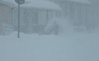 罕見三月暴風雪 紐約客享受浪漫雪景