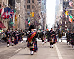 紐約第五大道舉行全美最大的聖派翠克遊行。除了很多愛爾蘭的朋友慶祝他們的節日，許多世界各地的遊客也聚集於此慶祝這傳統的節日。（戴兵／大紀元）