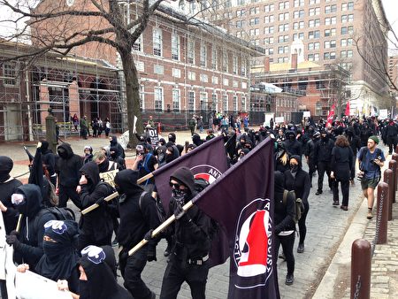 川普的反對者在費城的遊行現場。（凌浩/大紀元）