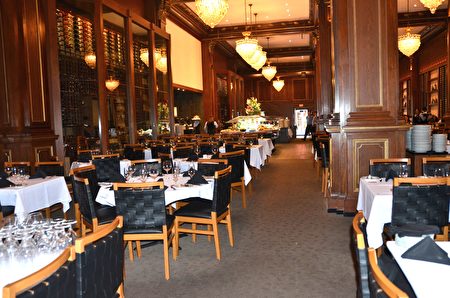 費城市中心的Fogo de Chao巴西牛排館位於著名的歷史地標--Wanamaker大廈內，古樸高雅，可容納350人。（良克霖/大紀元）