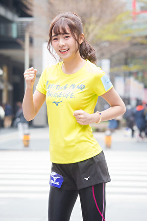 艺人简廷芮3月2日在台北出席路跑活动。（陈柏州／大纪元）