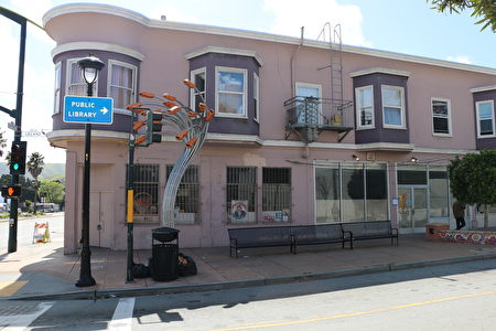 利兰街5号是恰好在两街夹角的粉色外墙店面，其另一侧在海岸大道的位置是2400号。（李霖昭／大纪元）