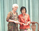 哈里斯郡首位亚裔女法官Theresa Chang（张文华）获颁女性选民联盟的奖状。（新唐人电视截图）