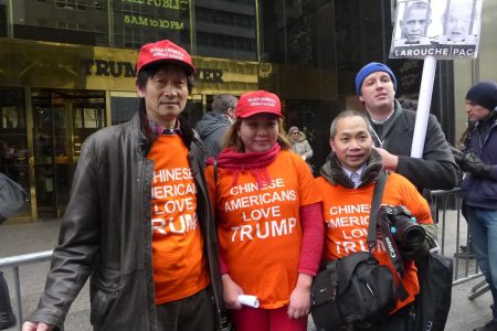 「美國華裔支持川普聯盟」的成員，身著鮮橙色的「華裔挺川」服裝，在川普大廈前。左為負責人賈東升，中為蔣Amber女士。