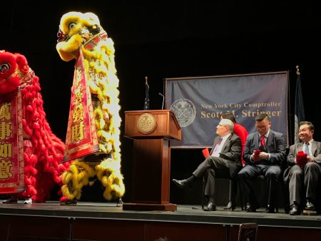 主计长斯静格在法拉盛市政厅与亚裔民众一起欢庆黄历新年。