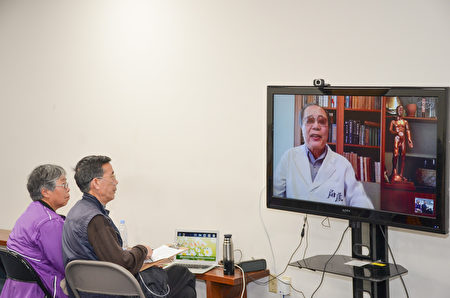 湾区病患与韩医徐孝锡在视频上互动，询问关于肺病的相关问题。（章德维/大纪元）