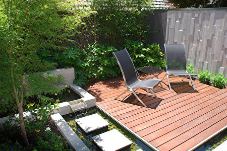 面积较小的后院以水为主体，环绕木平台，形成更为私密的空间。(Whyte Gardens提供)