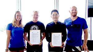 台东县黄健庭县长与世界冲浪联盟WSL于澳洲黄金海岸Snapper Rocks签订合作意向书（台东县政府提供）