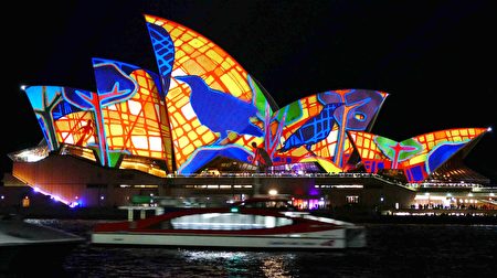 2016悉尼灯光节时被点亮的歌剧院。（安平雅/大纪元）