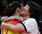 2016年8月，郎平（右）带领中国女排摘的奥运会金牌后，和队员拥抱。 (Photo by Buda Mendes/Getty Images)