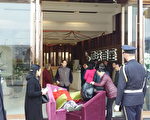 成都农民工因地铁事故瘫痪 亲属抬人追医疗费
