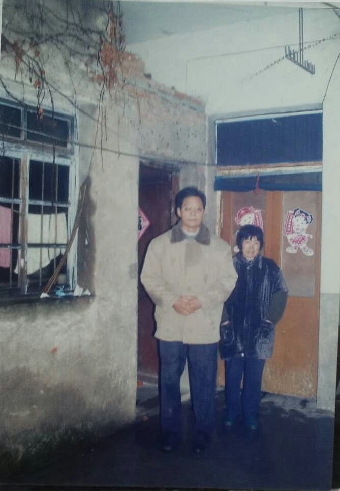江苏访民卢国强和他的妻子张清妹为冤儿卢洪福伸冤。(受访者提供)
