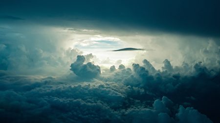 雲中漫步者是誰 歐洲上空拍到神奇照片 Ufo 外星人 雲層 大紀元