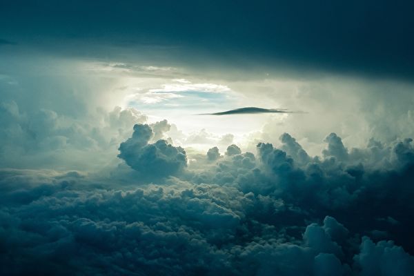 雲中漫步者是誰？歐洲上空拍到神奇照片