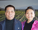 法輪功學員劉學敏（左）和他的女兒。（梁博/大紀元）