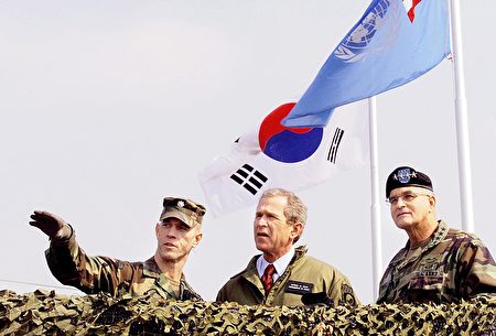 2002年，时任美国总统小布什2月20日前往韩朝非军事区。（AFP PHOTO/Luke FRAZZA ）