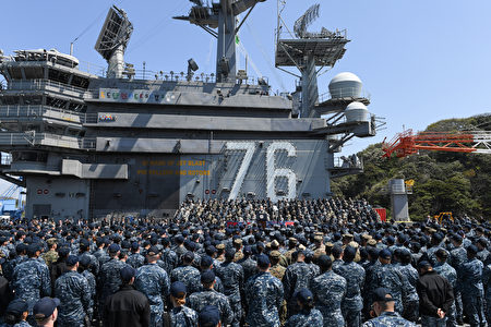 美国副总统彭斯4月19日登上航空母舰里根号，对美军发表讲话。（Toshifumi KITAMURA /AFP）