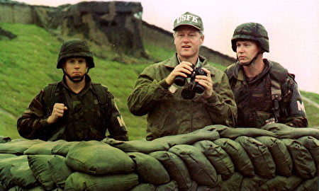 1993年7月11日，时任美国总统克林顿到过于距朝鲜仅一步之遥的“不归桥”头。（AFP PHOTO / LUKE FRAZZA）