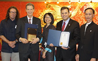 摩頓市長柯廷森(Gary Christenson，右二)頒獎給William Overholt博士(左二)。中間是華夏行政主任洪梅。(廖述祥/大紀元)