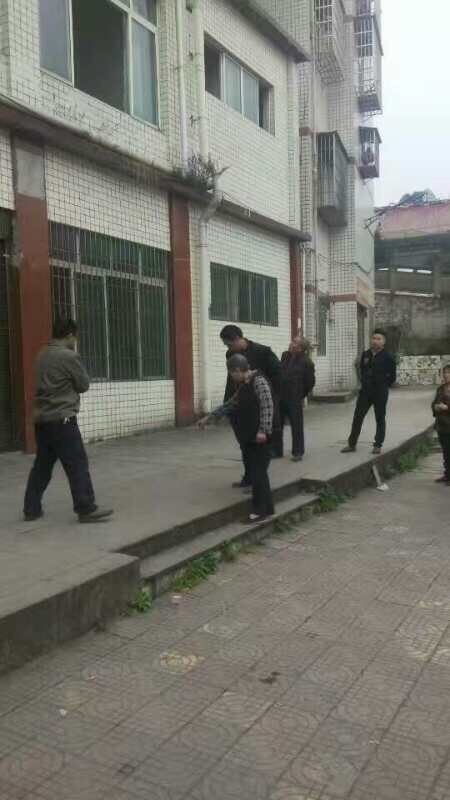 趙鑫事發現場,血跡與遺體分別處於不同的地方。(受訪者提供)