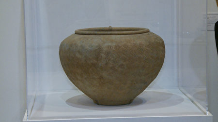 公元前300到100年，东周末期和西汉早期时，浙江制造的印纹罐。（杨阳／大纪元）