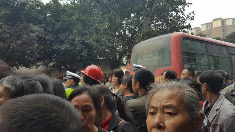 4月7日,是四川瀘州太伏中學學生趙鑫死亡第七天,上千名民眾聚集在校門口前討公道。(當地民眾提供)