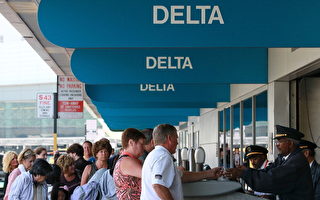 達美航空公司4月14日宣布，在機位超賣的班機，對於自動放棄機位的乘客，提供近10,000美元的補償。(Justin Sullivan/Getty Images)