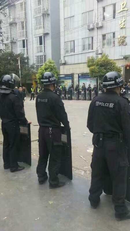 劉永貴4月3日到太伏鎮拍到的滿街警察。(受訪者提供)