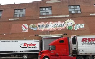 真味食品公司在纽约市东威廉斯堡（Williamsburg）的面粉加工厂，其位于Bushwick的街道狭小，门前的大卡车占据不少位置。 (蔡溶／大纪元)