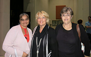護士長Pam（中）與好友營養師Anita McGowen（右）等三人3月31日晚觀賞了美國神韻國際藝術團在南加州克萊蒙特市舉行了首場演出，稱讚演出遠超預期。（任一鳴／大紀元）