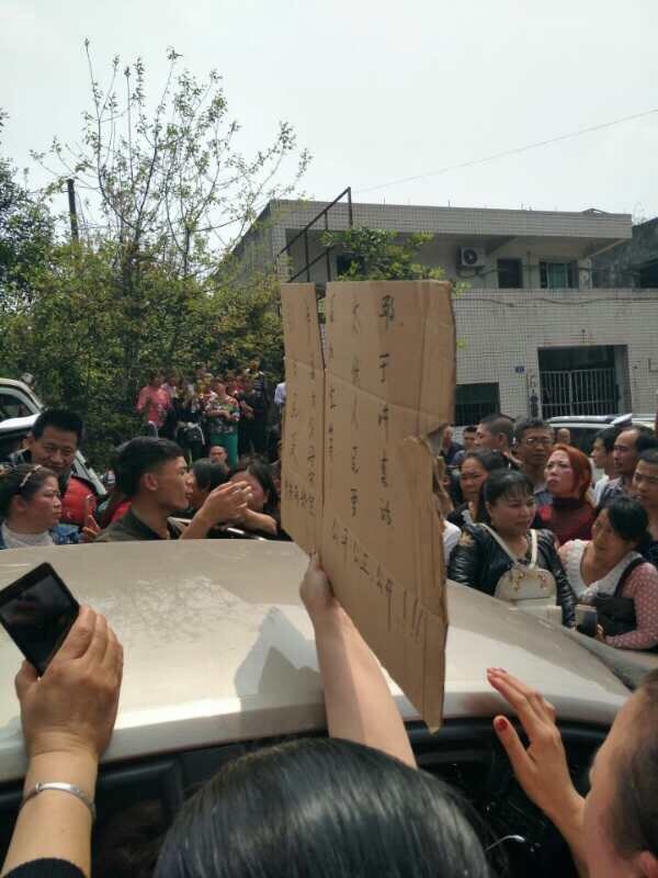4月7日,是四川瀘州太伏中學學生趙鑫死亡第七天,上千名民眾聚集在校門口前討公道。(當地民眾提供)