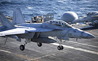 圖為一架美國海軍F/A-18超級大黃蜂戰鬥機在航空母艦羅納德·里根號的甲板上降落。(Kim Hong-Ji/AFP)