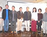 2016《臺灣詩選》 由二魚文化出版、焦桐（左二）主編，3月31日在台北舉行今年年度詩獎頒獎，由詩人隱匿（右二）獲得。（鍾元/大紀元）
