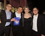 曾在一起上中学的四个好朋友Helen Kwenzel（右二）、Florian （左二）Tim Meier（左一）和Tillijan Jansohn(右一) 4月1日晚在汉堡迈尔剧院一起观看了神韵演出，结束后在剧院大门前合影留念。（安然／大纪元）