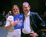 律師 Stefan Kessler與女伴 Katrin Ulmann觀賞了4月1日在漢堡邁爾劇院的神韻演出。（余平／大紀元）