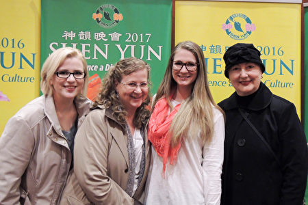 2017年4月4日，公司项目经理Linda Read女士（右一）和她的高中同学Sherrie Herman（左二）及Herman女士的两个女儿在美国波特兰凯勒剧院（Keller Auditorium）观看神韵北美艺术团的演出。（文远／大纪元）