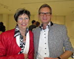 来自瑞士的物流项目经理Alex Koller偕同Jeanine Konz女士一起观赏了4月5日晚在奥地利布雷根茨的神韵演出。（黄芩／大纪元）
