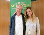 好莱坞音乐人Wolfang Amadeus Aichholz（左）与朋友Jane Gehr 4月5日晚观赏了橙县表演艺术中心的神韵演出。（任一鸣／大纪元）