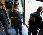 巴黎警署於5日公告，授權警察可任意搜查地鐵和郊區火車乘客的行李。圖為2015年10月13日，法警察在郊區火車的安全行動。(THOMAS SAMSON/AFP)
