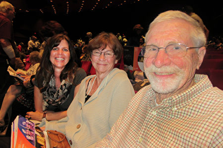 4月6日下午，4月6日下午，Libby Hunter为父亲庆生，与父母Scott夫妇观看了神韵国际艺术团在南加州科斯塔梅莎市的橙县艺术中心举行了第二场演出。（李清怡／大纪元）
