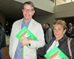 哥伦比亚国立大学（National University of Colombia）教授Mauricio Gomez先生和母亲一同观看了4月9日上午美国神韵巡回艺术团在哥伦比亚波哥大圣多明哥剧院的演出。（林南宇／大纪元）