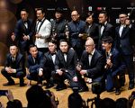 在4月9日举行的第36届香港金像奖颁奖典礼上，由新晋导演欧文杰、黄伟杰、许学文执导的《树大招风》成最大赢家，夺得最佳电影、最佳男主角、最佳导演、最佳剪接和最佳编剧五项大奖。 (ANTHONY WALLACE/AFP/Getty Images)
