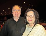 公司老闆Doug Quackenbush和太太Terry Ribb觀看了4月9日下午神韻國際藝術團在橙縣表演藝術中心的演出。（Marie-Paul Baxiu／大紀元）