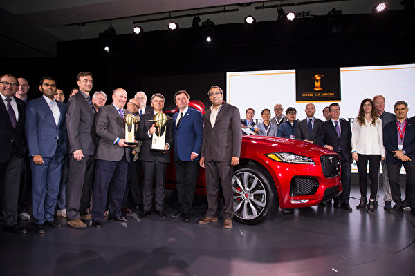 纽约国际车展，捷豹Jaguar F-Pace搬走2017世界年度汽车大奖。（戴兵／大纪元）