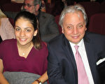 黎巴嫩驻阿根廷大使Antonio Andnry先生和女儿Rhea Andnry于4月13日晚在阿根廷布宜诺斯艾利斯观看了神韵演出。（Bowen Xiao／大纪元）
