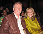 洛杉矶县民事诉讼律师Ray Carlson和太太Gill欣赏了4月14日晚在好莱坞杜比剧院上演的神韵演出后，盛赞演出精彩绝伦。 （刘菲／大纪元）