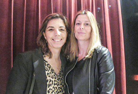 4月16日晚，Dolors Naranjo女士和朋友Gema Vives一起觀看了神韻在西班牙巴塞羅那的演出。（麥蕾／大紀元）
