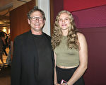 電視製片人Richard Hassen和女兒Sasha Binder於4月16日晚觀看了神韻國際藝術團在好萊塢杜比劇院的演出。（李旭生／大紀元）