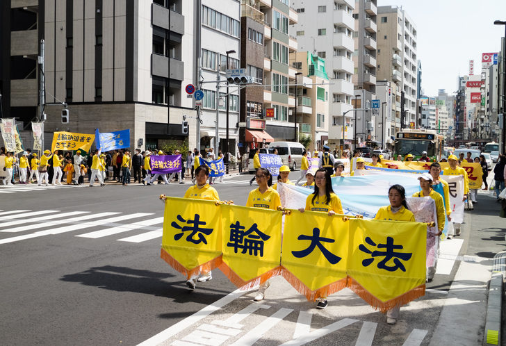 4月16日,日本法轮功学员在东京浅草举行纪念“4.25”游行,向民众传递真相,声援中国法轮功学员控告迫害元凶江泽民。(游沛然/大纪元)